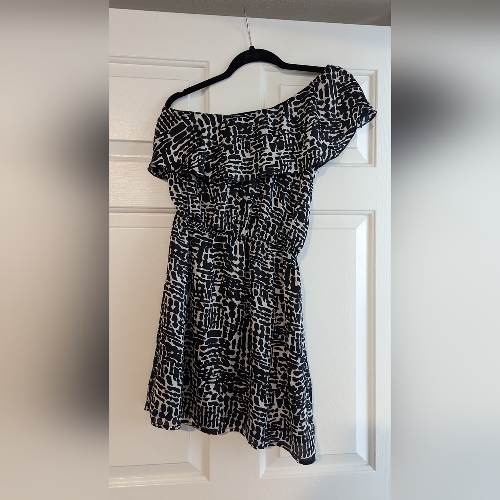 One-shoulder exotic print dress